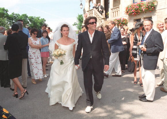 Quatre ans après leur mariage, le couple se séparait. Arthur est aujourd'hui devenu conseiller culinaire.Photo d'archives du 17 juillet 1999 de Charlotte Valandrey épousant Arthur Le Caisne à Pleneuf-Val André, France. Photo par ABACAPRESS.COM