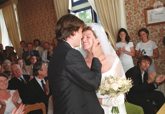 En juillet 1999, elle avait épousé Arthur Lecaisne, père de leur fille Tara...Photo du 17 juillet 1999 de Charlotte Valandrey épousant Arthur Le Caisne à Pleneuf-Val André, France. Photo par ABACAPRESS.COM