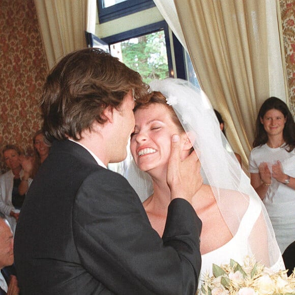 En juillet 1999, elle avait épousé Arthur Lecaisne, père de leur fille Tara...Photo du 17 juillet 1999 de Charlotte Valandrey épousant Arthur Le Caisne à Pleneuf-Val André, France. Photo par ABACAPRESS.COM