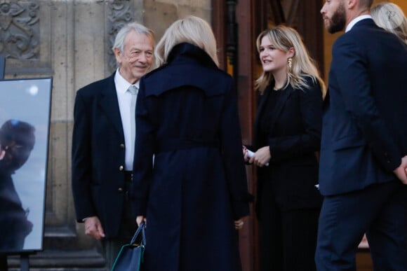 Jean-Pierre Pascal (Père de Charlotte Valandrey), Brigitte Macron, Tara (la fille de Charlotte Valandrey) - Hommage à Charlotte Valandrey en l'église Saint François-Xavier à Paris le 6 octobre 2022. © Christophe Clovis/Bestimage