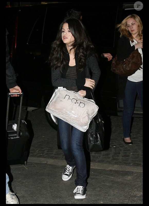 Selena Gomez, à l'aéroport Charles de Gaulle, le mardi 30 mars, de passage en France pour promouvoir la sortie de son premier album et de sa ligne de vêtements.