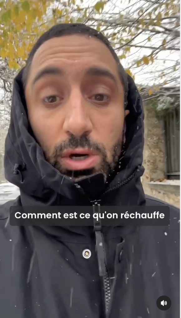 Ce n'est pas parce qu'il fait froid qu'il ne faut pas s'hydrater, rappelle-t-il face caméra, sous la neige.
Dr. Jimmy Mohamed s'explique sur les erreurs à ne pas faire quand il fait très froid