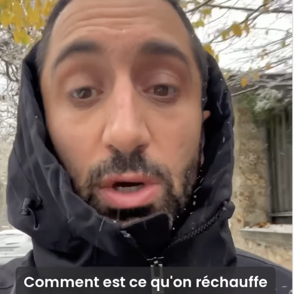 Ce n'est pas parce qu'il fait froid qu'il ne faut pas s'hydrater, rappelle-t-il face caméra, sous la neige.
Dr. Jimmy Mohamed s'explique sur les erreurs à ne pas faire quand il fait très froid