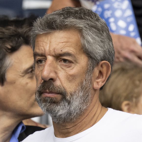 Médecin retraité, Michel Cymes en connaît un rayon. Des connaissances qu'il partageait notamment dans l'émission le Magazine de la Santé.
Michel Cymes - People en tribune lors de la rencontre de football Paris Saint Germain PSG contre Clermont (4-0) au Parc des Princes à Paris