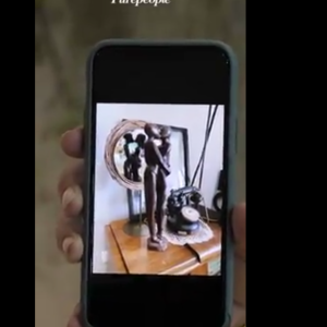 Jenifer montre des objets de sa maison, "Purepeople".