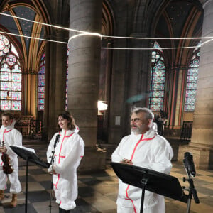 ...de la cathédrale Notre-Dame de Paris.
L'archevêque de Paris Michel Aupetit s'entretient avec le violoniste Renaud Capucon, la comédienne Judith Chemla et l'acteur Philippe Torreton alors qu'ils assistent à une cérémonie de méditation pour célébrer le Vendredi saint dans une partie sécurisée de la cathédrale Notre-Dame de Paris, le 10 avril 2020, à Paris. Photo par Ludovic Marin/Pool/ABACAPRESS.COM)