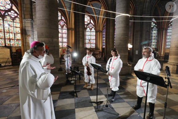 ...de la cathédrale Notre-Dame de Paris.
L'archevêque de Paris Michel Aupetit s'entretient avec le violoniste Renaud Capucon, la comédienne Judith Chemla et l'acteur Philippe Torreton alors qu'ils assistent à une cérémonie de méditation pour célébrer le Vendredi saint dans une partie sécurisée de la cathédrale Notre-Dame de Paris, le 10 avril 2020, à Paris. Photo par Ludovic Marin/Pool/ABACAPRESS.COM)