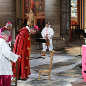 Le recteur de la cathédrale Notre-Dame de Paris, Patrick Chauvet, l'évêque auxiliaire de Paris, Denis Jachiet, l'archevêque de Paris, Michel Aupetit, le violoniste Renaud Capuco assistent à une cérémonie de méditation pour célébrer le Vendredi saint dans une partie sécurisée de la cathédrale Notre-Dame de Paris, le 10 avril 2020, à Paris. Photo par Ludovic Marin/Pool/ABACAPRESS.COM)