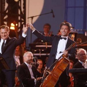 Renaud Capuçon, Gautier Capuçon - "Concert de Paris" sur le parvis de l'hôtel de ville de Paris retransmis en direct sur France 2 et sur France Inter, Paris le 14 juillet 2024. © Christophe Clovis - Pierre Perusseau / Bestimage  "Concert de Paris" on the forecourt of Paris City Hall broadcast live on France 2 and France Inter, Paris on July 14, 2024. 