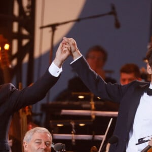 Renaud Capuçon, Gautier Capuçon - "Concert de Paris" sur le parvis de l'hôtel de ville de Paris retransmis en direct sur France 2 et sur France Inter, Paris le 14 juillet 2024. © Christophe Clovis - Pierre Perusseau / Bestimage  "Concert de Paris" on the forecourt of Paris City Hall broadcast live on France 2 and France Inter, Paris on July 14, 2024. 