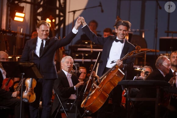 Renaud Capuçon, Gautier Capuçon - "Concert de Paris" sur le parvis de l'hôtel de ville de Paris retransmis en direct sur France 2 et sur France Inter, Paris le 14 juillet 2024. © Christophe Clovis - Pierre Perusseau / Bestimage  "Concert de Paris" on the forecourt of Paris City Hall broadcast live on France 2 and France Inter, Paris on July 14, 2024. 