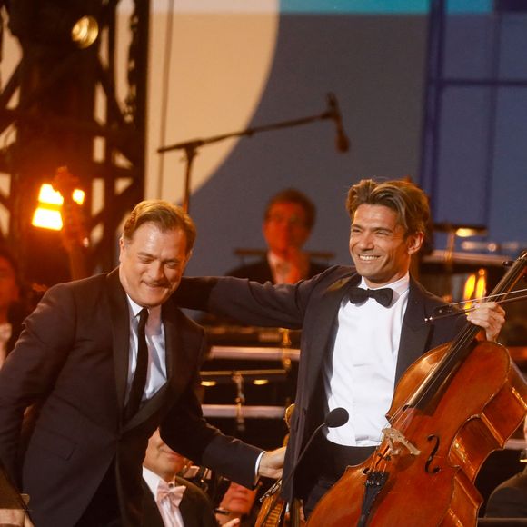 Renaud Capuçon, Gautier Capuçon - "Concert de Paris" sur le parvis de l'hôtel de ville de Paris retransmis en direct sur France 2 et sur France Inter, Paris le 14 juillet 2024. © Christophe Clovis - Pierre Perusseau / Bestimage  "Concert de Paris" on the forecourt of Paris City Hall broadcast live on France 2 and France Inter, Paris on July 14, 2024. 