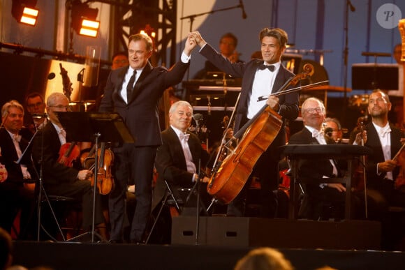 Renaud Capuçon, Gautier Capuçon - "Concert de Paris" sur le parvis de l'hôtel de ville de Paris retransmis en direct sur France 2 et sur France Inter, Paris le 14 juillet 2024. © Christophe Clovis - Pierre Perusseau / Bestimage  "Concert de Paris" on the forecourt of Paris City Hall broadcast live on France 2 and France Inter, Paris on July 14, 2024. 