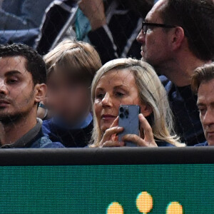 Laurence Ferrari et son mari Renaud Capuçon - People dans les tribunes du Rolex Paris Bercy Masters 1000 remporté par Novak Djokovic contre Grigor Dimitrov , le 4 novembre 2023. © Veeren/Bestimage  People in the stands of the Rolex Paris Bercy Masters 1000 won by Novak Djokovic against Grigor Dimitrov, November 4, 2023. ​ 