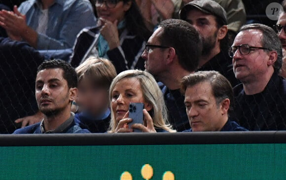 Laurence Ferrari et son mari Renaud Capuçon - People dans les tribunes du Rolex Paris Bercy Masters 1000 remporté par Novak Djokovic contre Grigor Dimitrov , le 4 novembre 2023. © Veeren/Bestimage  People in the stands of the Rolex Paris Bercy Masters 1000 won by Novak Djokovic against Grigor Dimitrov, November 4, 2023. ​ 