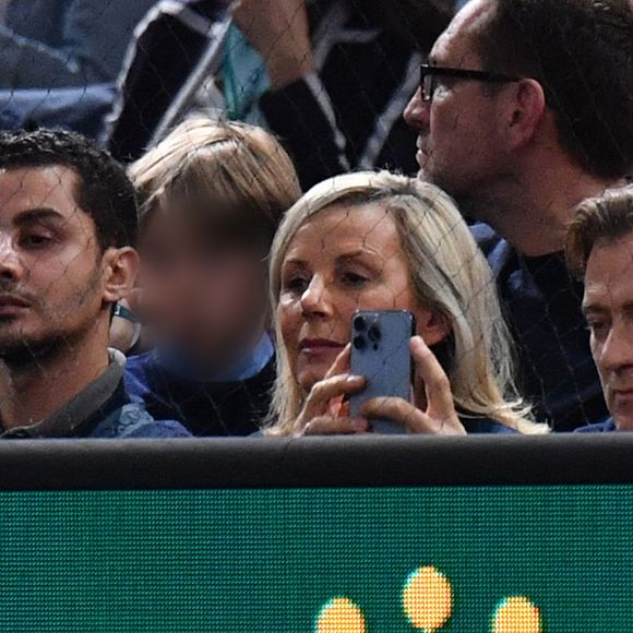 Laurence Ferrari et son mari Renaud Capuçon - People dans les tribunes du Rolex Paris Bercy Masters 1000 remporté par Novak Djokovic contre Grigor Dimitrov , le 4 novembre 2023. © Veeren/Bestimage  People in the stands of the Rolex Paris Bercy Masters 1000 won by Novak Djokovic against Grigor Dimitrov, November 4, 2023. ​ 