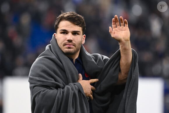 Antoine Dupont ( 9 - France ) célèbre avec les fans après le Test Match international de la Série des Nations d'Automne entre la France et l'Argentine au Stade de France le 22 novembre 2024 à Saint Denis, France. ( Photo by Bestimage ) -