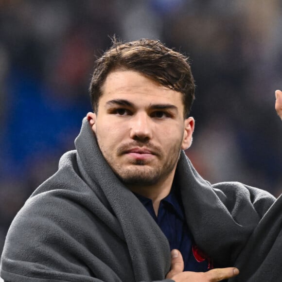 Antoine Dupont ( 9 - France ) célèbre avec les fans après le Test Match international de la Série des Nations d'Automne entre la France et l'Argentine au Stade de France le 22 novembre 2024 à Saint Denis, France. ( Photo by Bestimage ) -