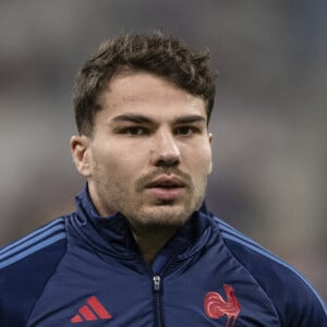 Musique entraînante, gâteau d'anniversaire orné de scintillants, et ouverture de cadeaux ont rythmé la soirée. Antoine Dupont a visiblement été comblé !
Antoine Dupont lors du match international de rugby à XV Autumn Nations Series entre la France et l'Argentine au Stade de France à Saint-Denis, au nord de Paris, le 22 novembre 2024. Photo par Eliot Blondet / ABACAPRESS.COM