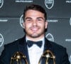 Antoine Dupont fête son anniversaire.
Antoine Dupont a été élu meilleur joueur de la saiso du Top 14 - Soirée de la 20ème édition de la Nuit du Rugby à Paris.