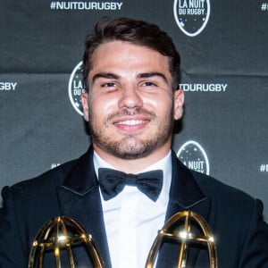 Antoine Dupont fête son anniversaire.
Antoine Dupont a été élu meilleur joueur de la saiso du Top 14 - Soirée de la 20ème édition de la Nuit du Rugby à Paris.