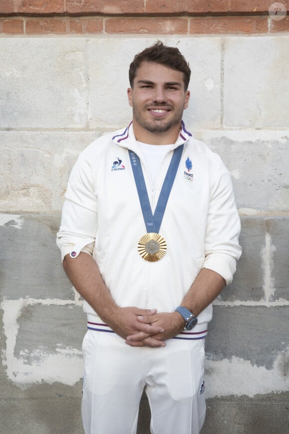 La fête s'est déroulée dans un décor rappelant le château de Versailles, avec un immense banquet dressé pour l'occasion...
Antoine Dupont - Les Toulousains ont accueilli avec ferveur les athlètes de la Ville rose et de ses alentours, après leur performance aux Jeux Olympiques de Paris 2024 sur la place du Capitole le 18 septembre 2024. © Frédéric Maligne/Bestimage 