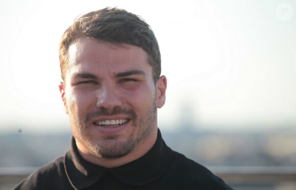 Exclusif - Rencontre avec le joueur de rugby Antoine Dupont à la Tour Eiffel à Paris. Le 14 juillet 2024 © Jonathan Rebboah / Panoramic / Bestimage 