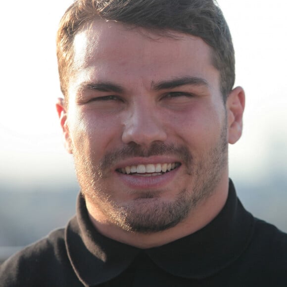 Exclusif - Rencontre avec le joueur de rugby Antoine Dupont à la Tour Eiffel à Paris. Le 14 juillet 2024 © Jonathan Rebboah / Panoramic / Bestimage 