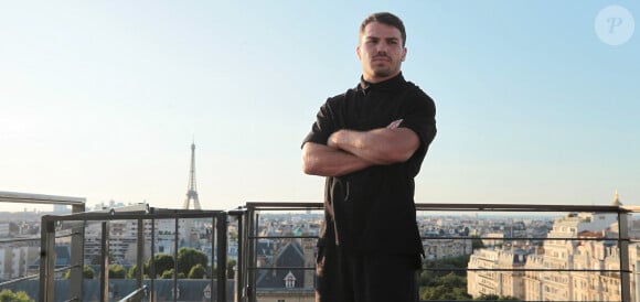 Exclusif - Rencontre avec le joueur de rugby Antoine Dupont à la Tour Eiffel à Paris. Le 14 juillet 2024 © Jonathan Rebboah / Panoramic / Bestimage 