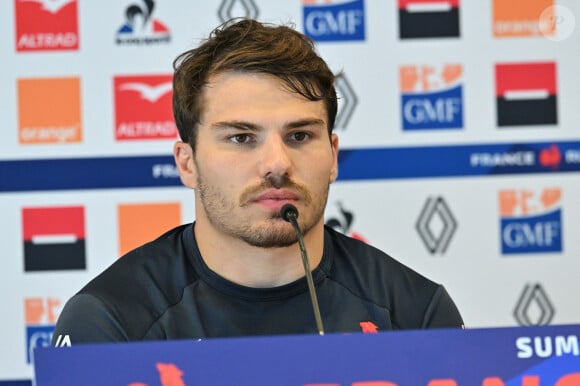 Antoine Dupont - A.Dupont et R.Ibanez, manager général du XV de France, en conférence de presse à Saint-Etienne, à la veille du match France - Ecosse et quelques semaines avant le début de la Coupe du monde de rugby (8 septembre - 28 octobre 2023), le 11 août 2023. © Frédéric Chambert / Panoramic / Bestimage 