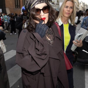 Parodiée par Florence Foresti en 2007 en actrice qui a du mal à sortir de ses personnages, 
Isabelle Adjani au défilé Lacoste prêt à porter printemps / été 2025 lors de la fashion week à Paris le 1er octobre 2024. © Jeremy Melloul / Bestimage