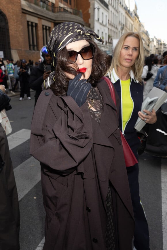 Parodiée par Florence Foresti en 2007 en actrice qui a du mal à sortir de ses personnages, 
Isabelle Adjani au défilé Lacoste prêt à porter printemps / été 2025 lors de la fashion week à Paris le 1er octobre 2024. © Jeremy Melloul / Bestimage