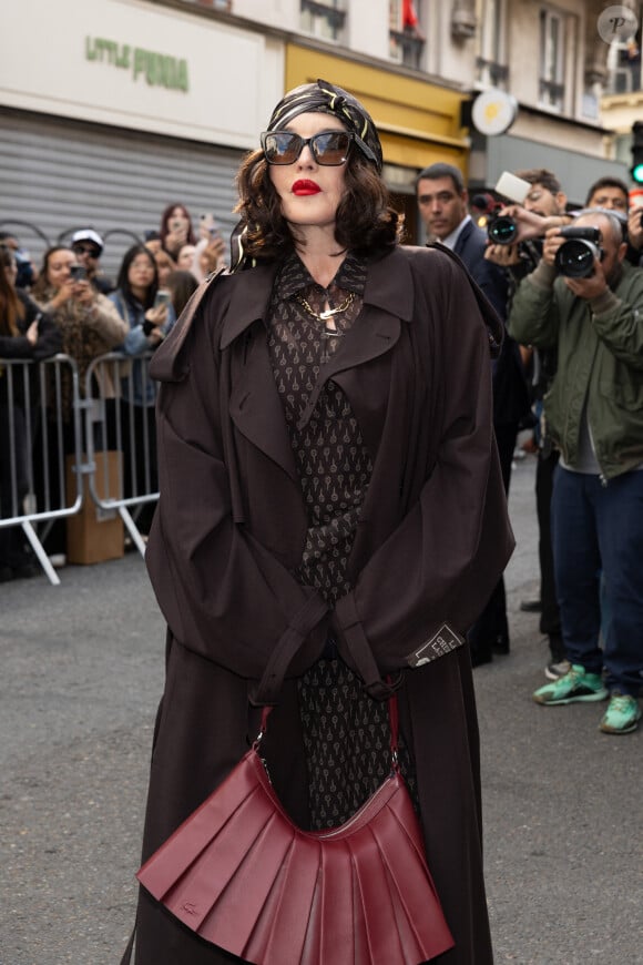 Isabelle Adjani au défilé Lacoste prêt à porter printemps / été 2025 lors de la fashion week à Paris le 1er octobre 2024. © Jeremy Melloul / Bestimage