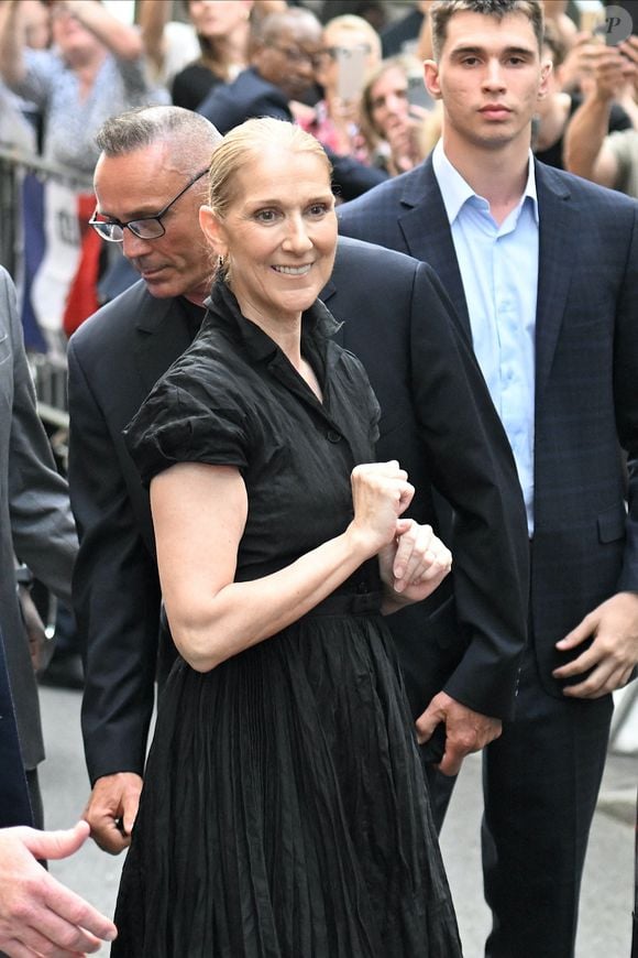 Céline Dion à la sortie de l'hôtel Royal Monceau à Paris avant l'ouverture des Jeux Olympiques (JO) de Paris 2024, à Paris, France, le 24 juillet 2024.