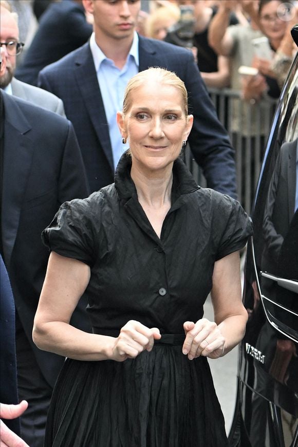 Et du côté de Céline Dion, on ne ferait pas les choses à moitié ! 
Céline Dion à la sortie de l'hôtel Royal Monceau à Paris avant l'ouverture des Jeux Olympiques (JO) de Paris 2024, à Paris, France, le 24 juillet 2024.