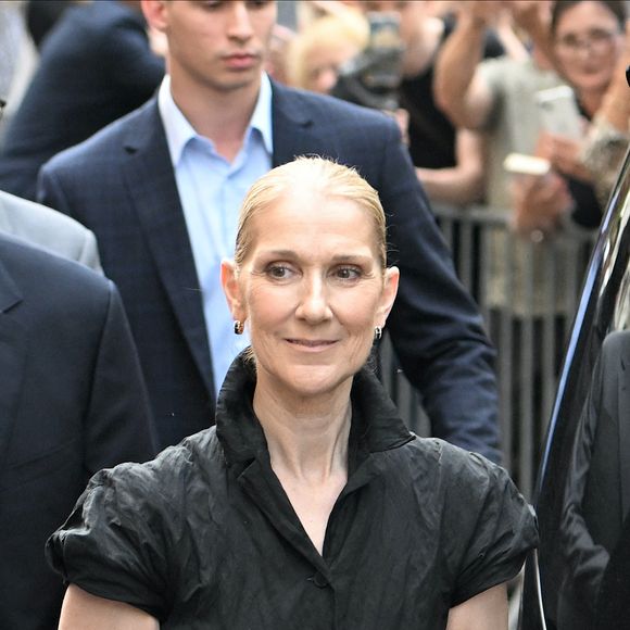 Et du côté de Céline Dion, on ne ferait pas les choses à moitié ! 
Céline Dion à la sortie de l'hôtel Royal Monceau à Paris avant l'ouverture des Jeux Olympiques (JO) de Paris 2024, à Paris, France, le 24 juillet 2024.