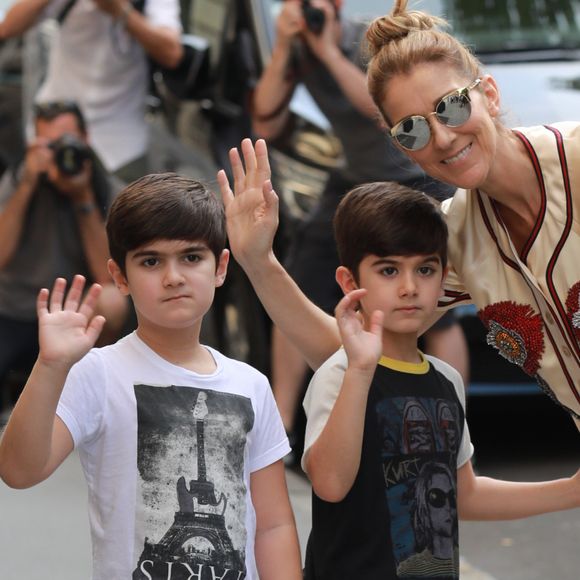 "Le matin de Noël, elle fait en sorte que ses garçons aient plein de cadeaux sous l'arbre. Elle partage des histoires de René, bois du chocolat chaud et joue à des jeux", révélait par ailleurs le site américain Closer Weekly.
Céline Dion avec ses jumeaux Eddy et Nelson, à Paris le 17 juillet 2017.
