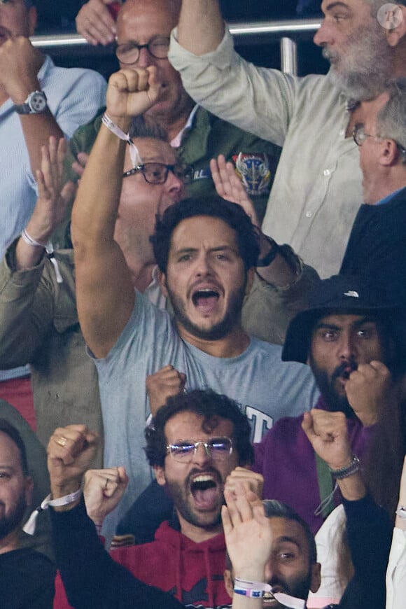 Alexandre Kominek (compagnon de Florence Foresti) - People dans les tribunes du match de Ligue des champions entre le PSG et le Borussia Dortmund (2-0) au Parc des Princes à Paris le 19 septembre 2023. © Cyril Moreau/Bestimage