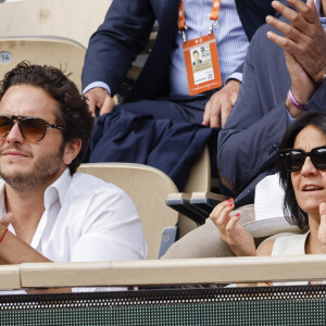 Florence Foresti et son compagnon Alexandre Kominek - People dans les tribunes lors des Internationaux de France de Tennis de Roland Garros 2022 à Paris le 29 mai 2022. © Cyril Moreau/Bestimage 