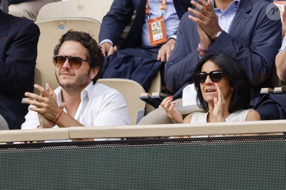 Florence Foresti et son compagnon Alexandre Kominek - People dans les tribunes lors des Internationaux de France de Tennis de Roland Garros 2022 à Paris le 29 mai 2022. © Cyril Moreau/Bestimage 