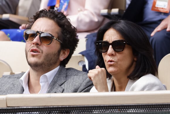 Florence Foresti et son compagnon Alexandre Kominek - People dans les tribunes lors des Internationaux de France de Tennis de Roland Garros 2022 à Paris le 29 mai 2022. © Cyril Moreau/Bestimage