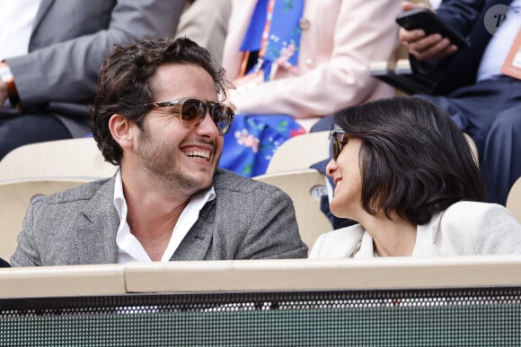 Florence Foresti et son compagnon Alexandre Kominek - People dans les tribunes lors des Internationaux de France de Tennis de Roland Garros 2022 à Paris le 29 mai 2022. © Cyril Moreau/Bestimage 