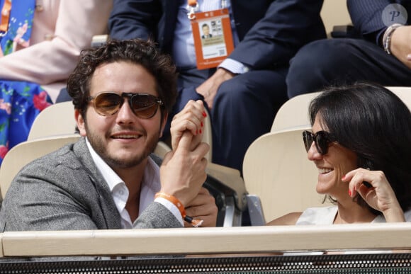 Florence Foresti et son compagnon Alexandre Kominek - People dans les tribunes lors des Internationaux de France de Tennis de Roland Garros 2022 à Paris le 29 mai 2022. © Cyril Moreau/Bestimage 