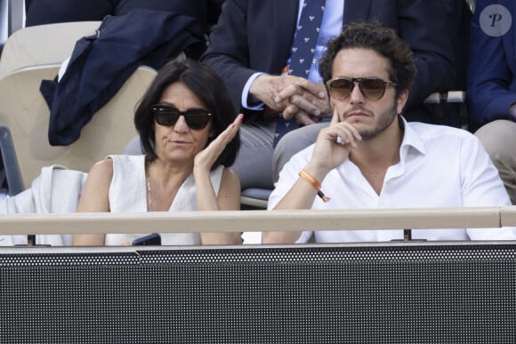 Florence Foresti et son compagnon Alexandre Kominek - People dans les tribunes lors des Internationaux de France de Tennis de Roland Garros 2022 à Paris le 29 mai 2022. © Cyril Moreau/Bestimage 