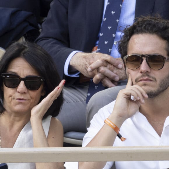 Florence Foresti et son compagnon Alexandre Kominek - People dans les tribunes lors des Internationaux de France de Tennis de Roland Garros 2022 à Paris le 29 mai 2022. © Cyril Moreau/Bestimage 