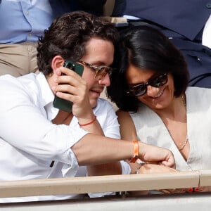 Florence Foresti et son compagnon Alexandre Kominek - People dans les tribunes lors des Internationaux de France de Tennis de Roland Garros 2022 à Paris le 29 mai 2022. © Cyril Moreau/Bestimage 