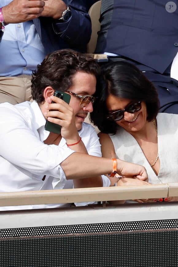 Florence Foresti et son compagnon Alexandre Kominek - People dans les tribunes lors des Internationaux de France de Tennis de Roland Garros 2022 à Paris le 29 mai 2022. © Cyril Moreau/Bestimage 