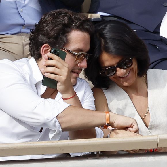 Florence Foresti et son compagnon Alexandre Kominek - People dans les tribunes lors des Internationaux de France de Tennis de Roland Garros 2022 à Paris le 29 mai 2022. © Cyril Moreau/Bestimage 