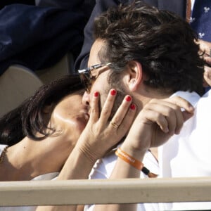 Théma - Les amoureux de Roland Garros - Florence Foresti et son compagnon Alexandre Kominek - People dans les tribunes lors des Internationaux de France de Tennis de Roland Garros 2022 à Paris le 29 mai 2022. © Cyril Moreau/Bestimage 