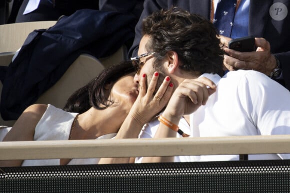 Théma - Les amoureux de Roland Garros - Florence Foresti et son compagnon Alexandre Kominek - People dans les tribunes lors des Internationaux de France de Tennis de Roland Garros 2022 à Paris le 29 mai 2022. © Cyril Moreau/Bestimage 